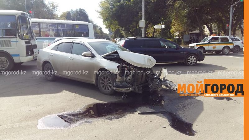 Пассажирский автобус столкнулся с легковым авто в Уральске