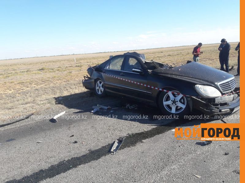 Страшная авария с участием автобуса и иномарки произошла на автодороге Уральск-Атырау (фото)