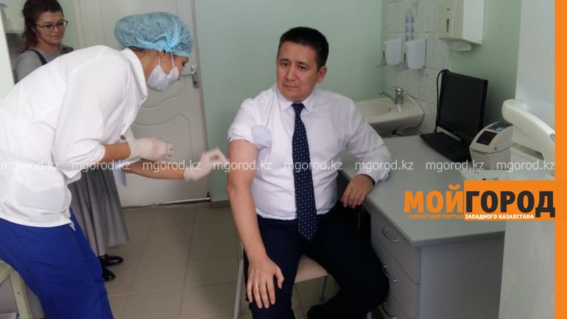 Главный санврач ЗКО первым сделал прививку от гриппа
