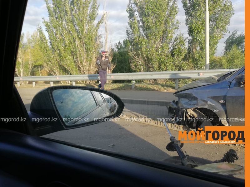Огромная пробка образовалась на мосту из-за аварии в Уральске