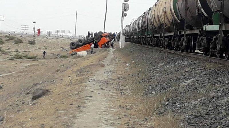 В Атырауской области «КамАЗ» опрокинулся после столкновения с грузовым составом