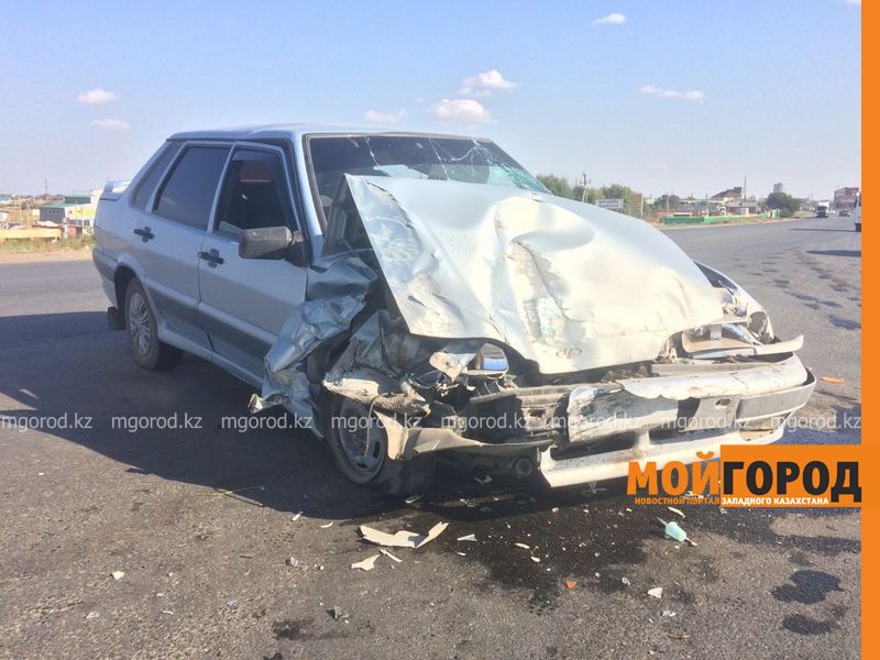 В Уральске пассажирский автобус столкнулся с легковушкой