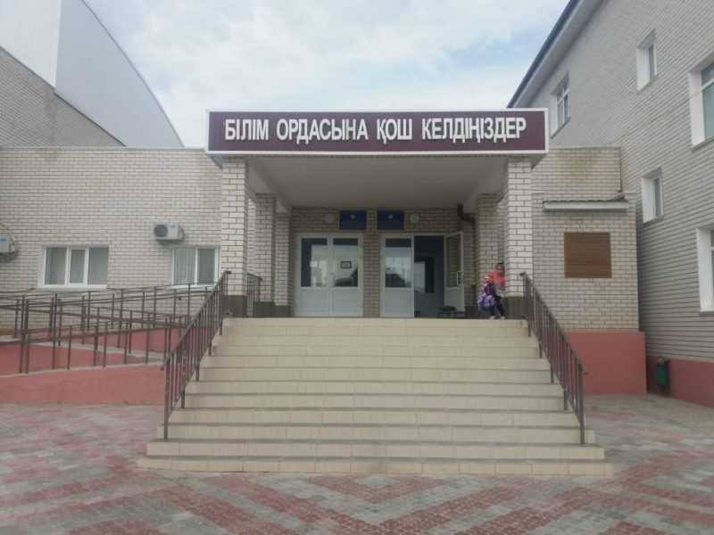Жители Атырау пожаловались на переполненность городской школы