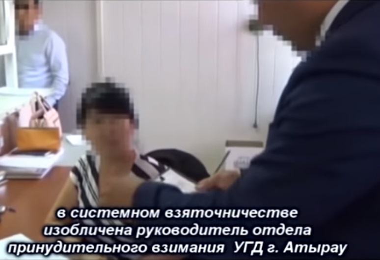 В системном получении взяток подозревается руководитель отдела ДГД Атырауской области