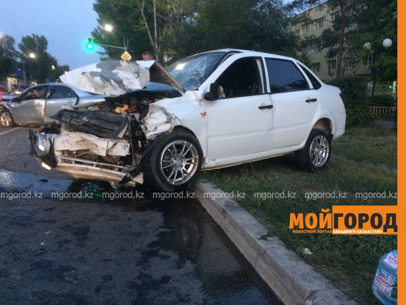 В Уральске столкнулись 3 легковых автомобиля
