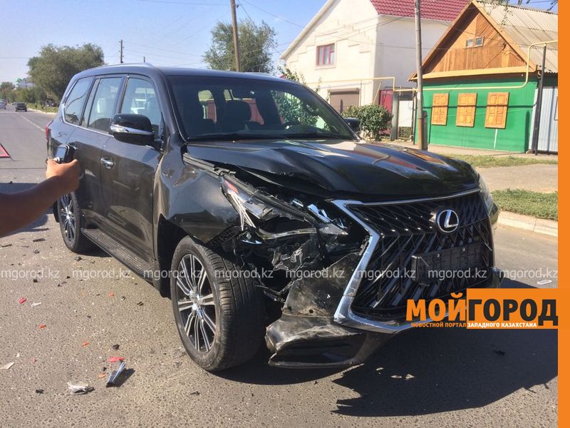 В Уральске столкнулись «Лексус» и «Лада»