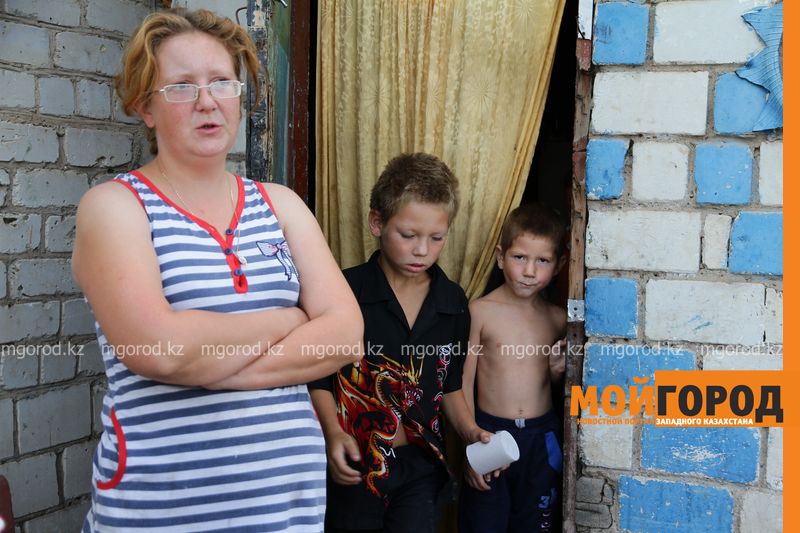 В ужасных условиях живет семья с четырьмя детьми на даче Уральска