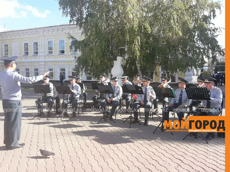 Военный оркестр сыграл «Despacito» на арбате в Уральске (видео)