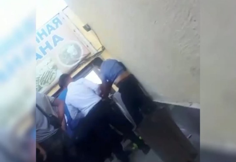 В сеть попало видео потасовки полицейского с неизвестными в Атырау