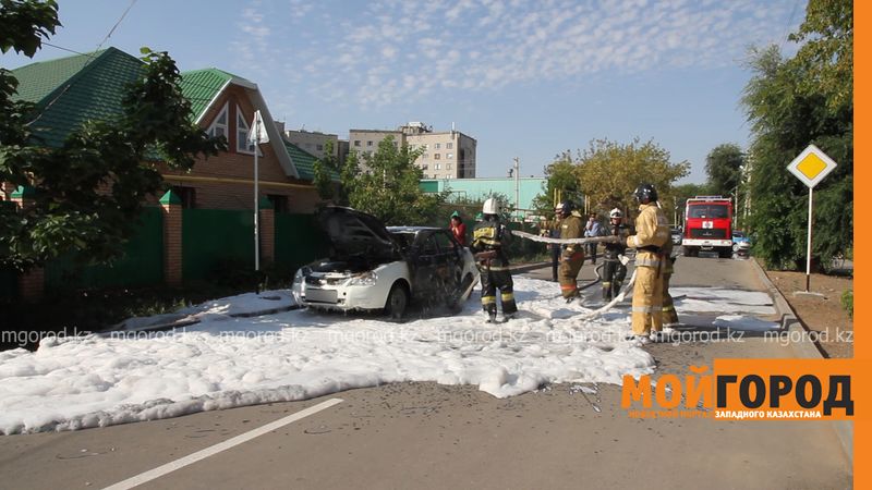 Возле школы в Уральске горел автомобиль
