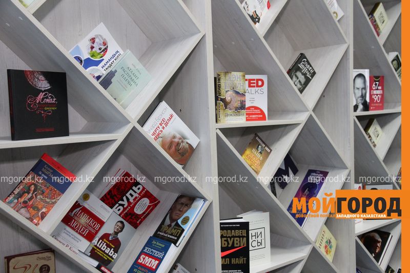 В Уральске открыли уголок книг-бестселлеров