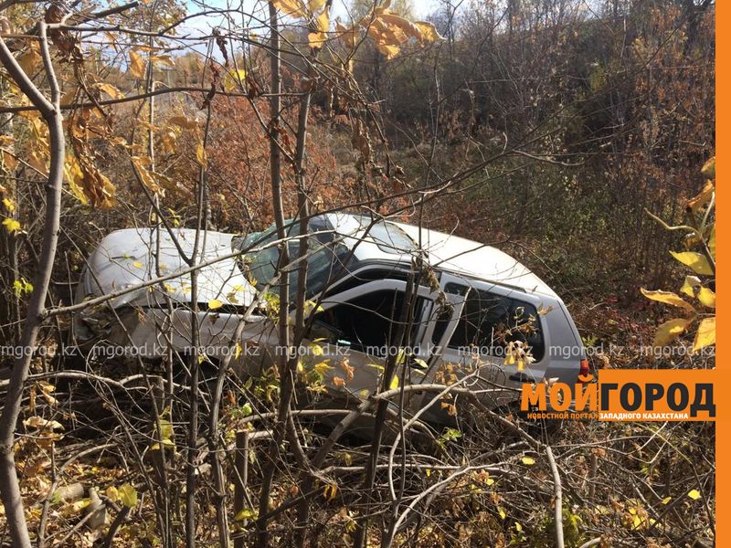 В Уральске легковой автомобиль слетел с дороги