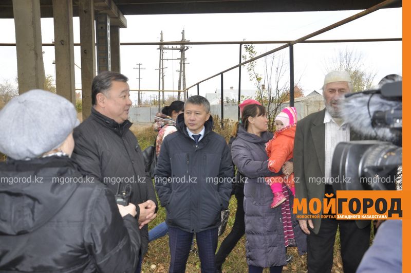 Аким Уральска пообещал сделать отдельную дорогу для жителей домов под омеговским мостом