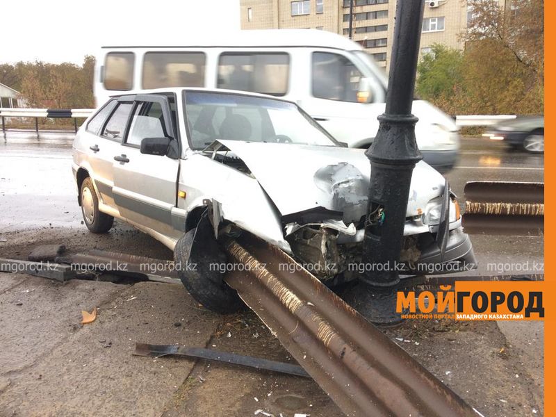 Легковой автомобиль снес ограждение на мосту в Уральске