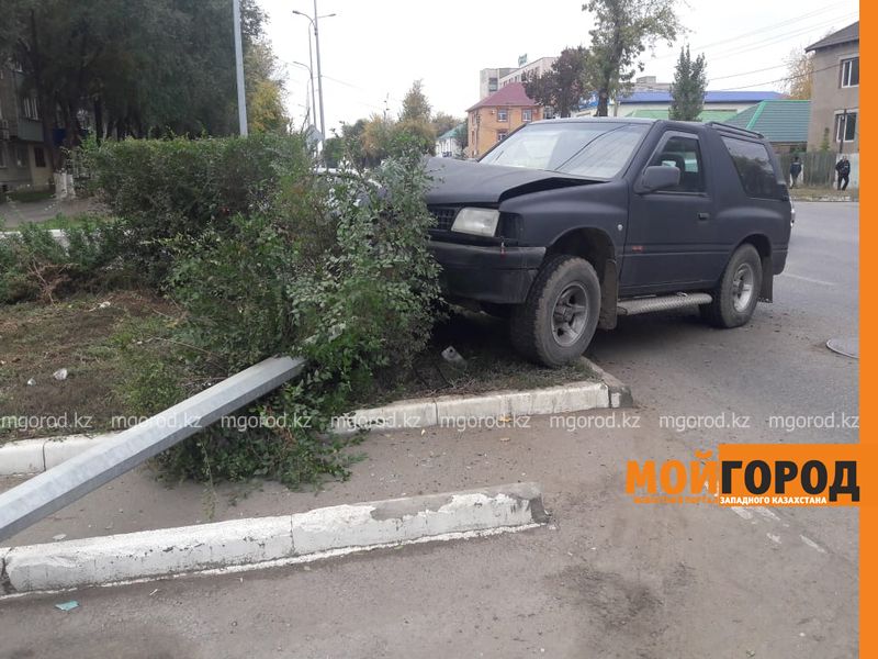 В Уральске джип снес опору освещения