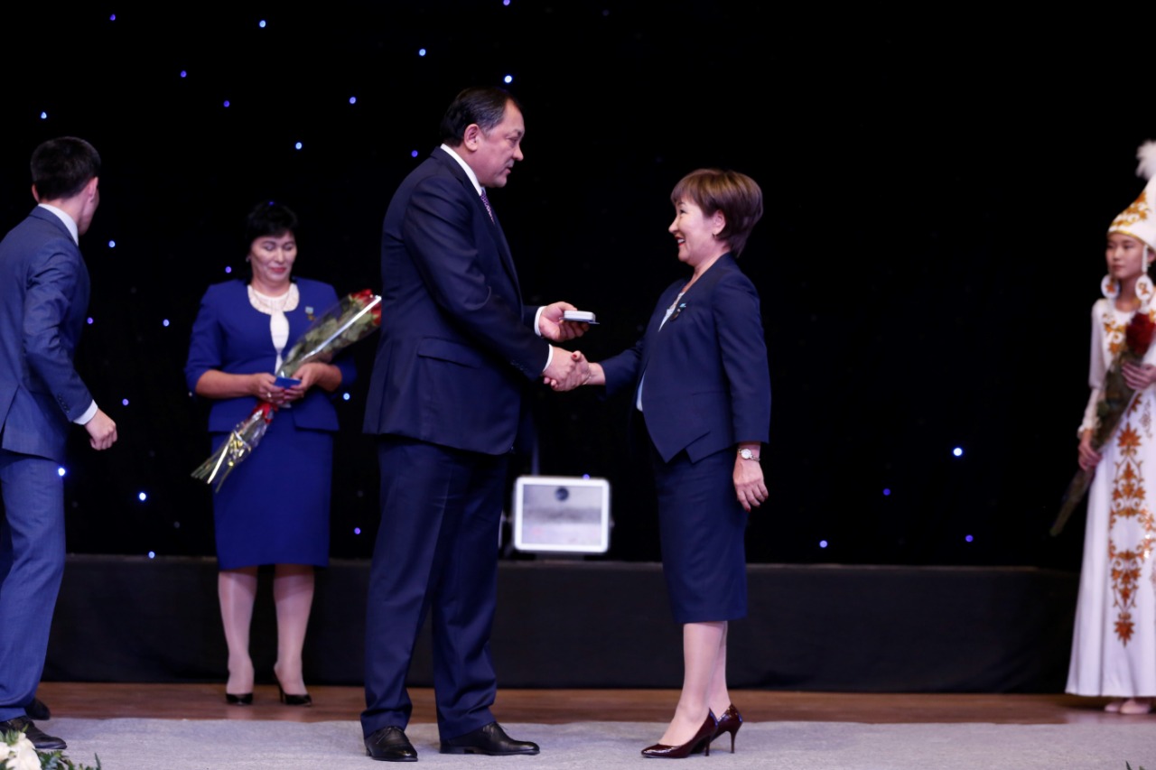 В Атырауской области поздравили работников сферы образования