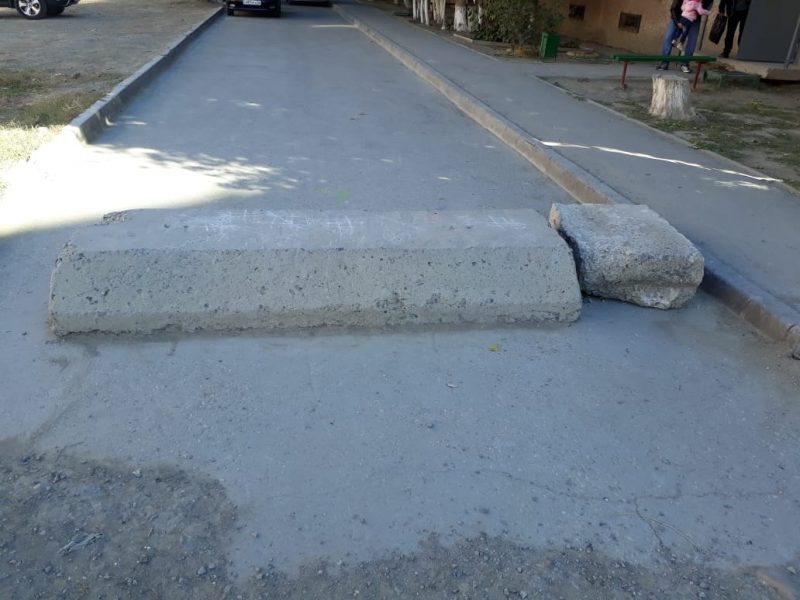 В Атырау демонтируют незаконно установленные ограждения во дворах