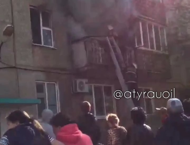 В многоэтажке Атырау произошло возгорание квартиры (видео)