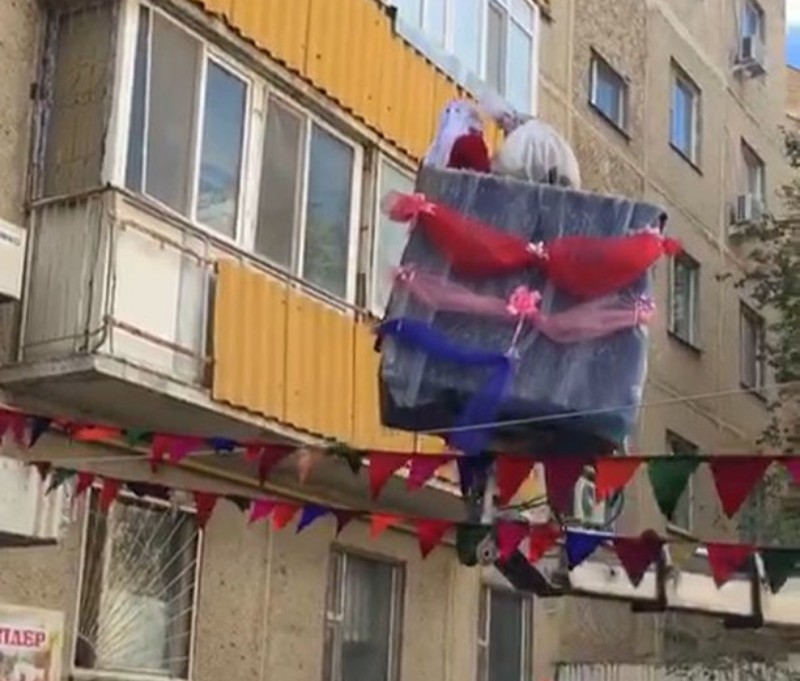 В Актау невесту подняли в дом на подъемном кране