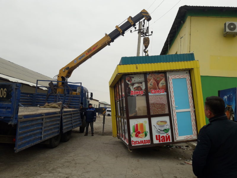 В Атырау ликвидируют незаконно установленные торговые киоски