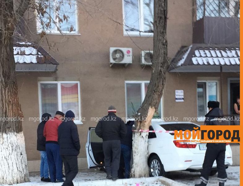 «Тойота» въехала в многоэтажный дом в центре Уральска