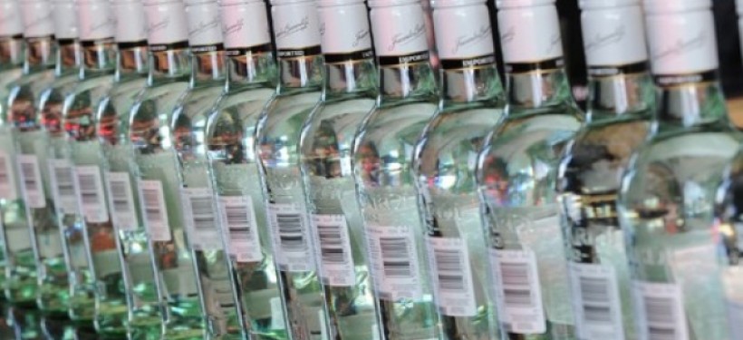 Почти тысячу бутылок спиртного продавали без накладных в алкомаркете Атырау