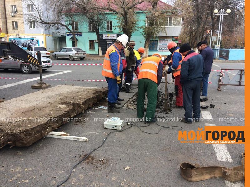 Асфальт просел на отремонтированной дороге в Уральске