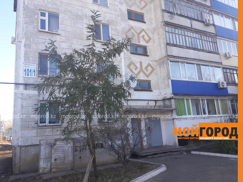В ЖКХ Уральска прокомментировали ситуацию с трещиной в многоэтажке