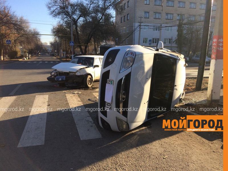 ДТП в Уральске: «Ларгус» упал на бок и ударился в столб