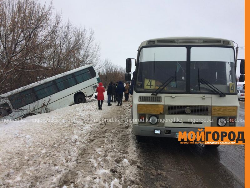 В Уральске автобус с пассажирами после столкновения слетел с дороги