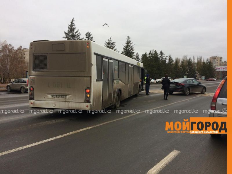 Пассажирский автобус столкнулся с легковым авто в центре Уральска