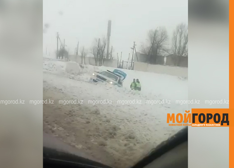 В ЗКО полицейская машина слетела с дороги (видео)