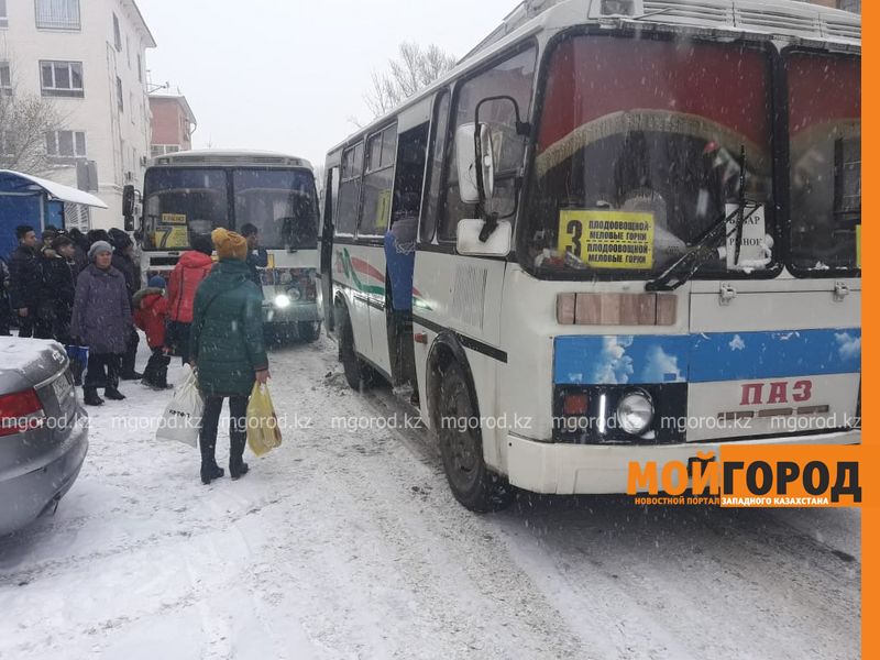 Два пассажирских автобуса столкнулись в Уральске