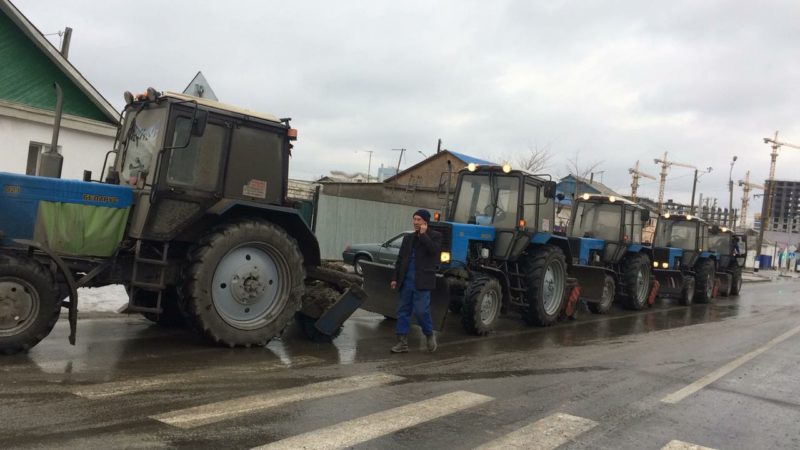 Коммунальные службы Атырау борются с гололедом