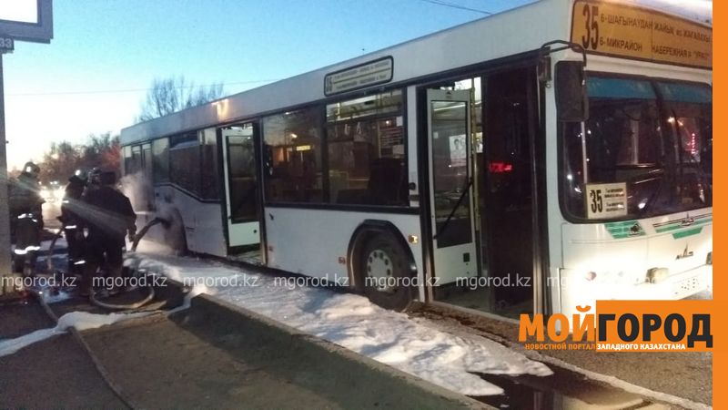 В Уральске загорелся пассажирский автобус
