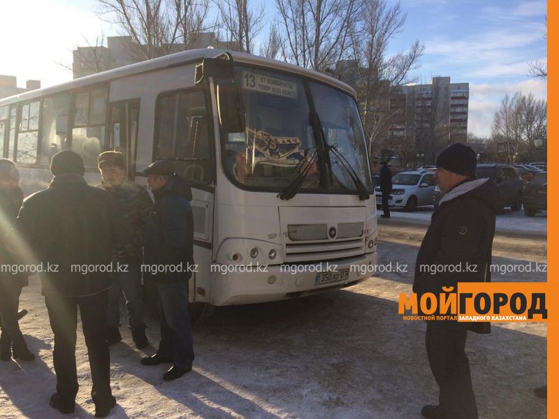 Водители автобусов №13 в Уральске попросили убрать дублирующий маршрут