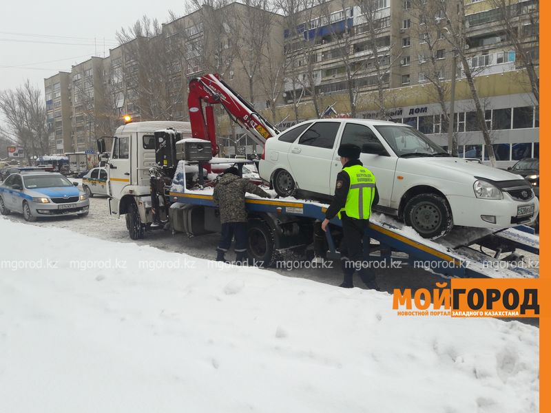 В Уральске даже правильно припаркованные машины могут отправить на штрафстоянку