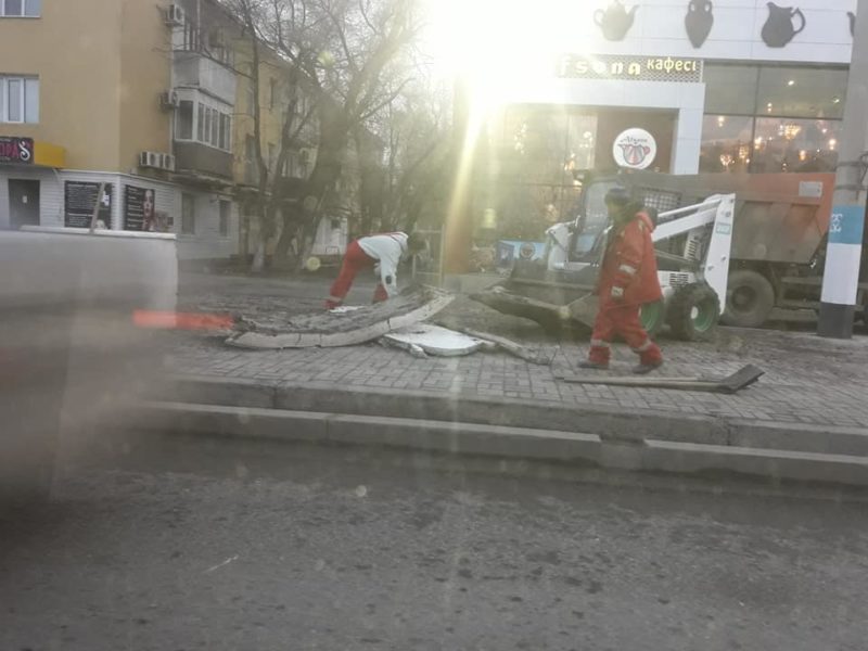 В Атырау разрушают старые цветочные клумбы стоимостью 90 миллионов тенге