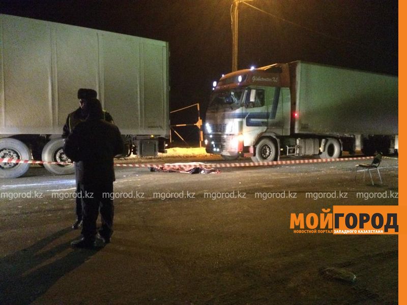 Полицейского и пешехода сбил автомобиль на посту в Уральске (фото)