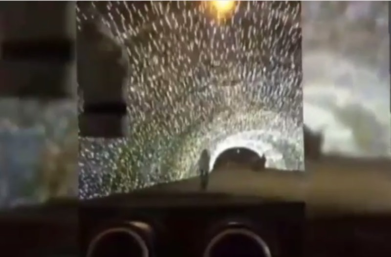 В Атырау автолюбитель проехался под пешеходной аркой на набережной Атырау