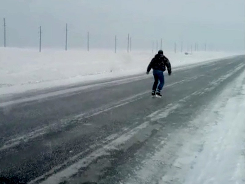 Водитель прокатился на коньках на автодороге в ЗКО