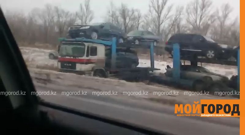 Трал с легковыми автомобилями слетел с дороги в ЗКО (видео)
