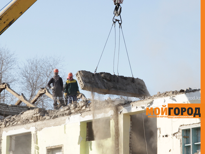 В Уральске рабочего насмерть придавило бетонной плитой
