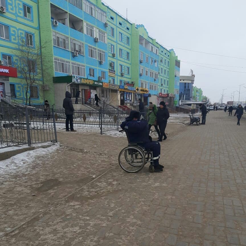 На попрошайку-колясочника, справившего нужду на улице, составили протокол