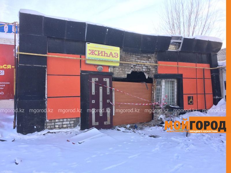 В Уральске микроавтобус снес стену магазина