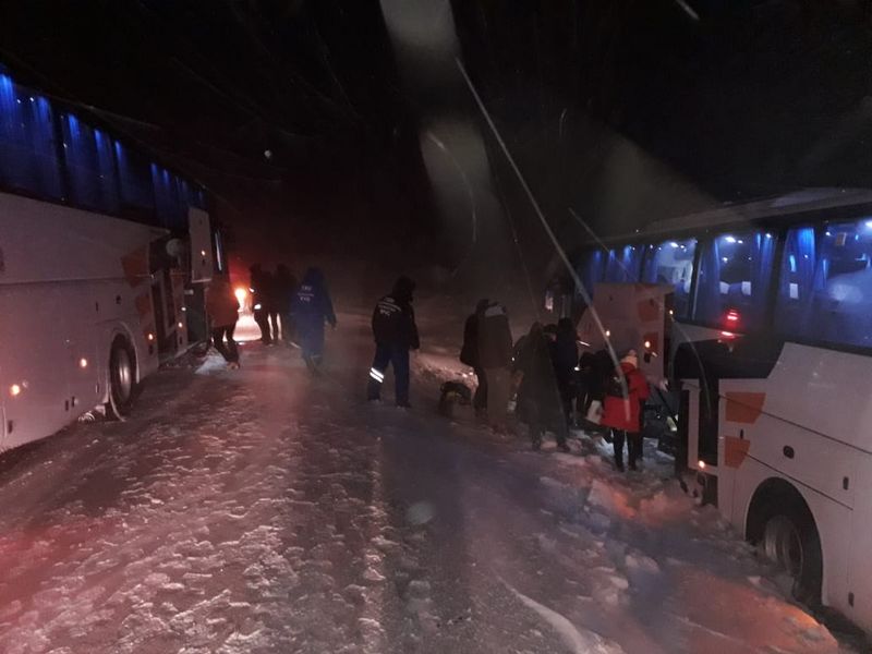 30 человек спасли из снежного заноса на трассе