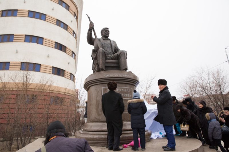 В Атырау открыли памятник Каршыге Ахмедьярову