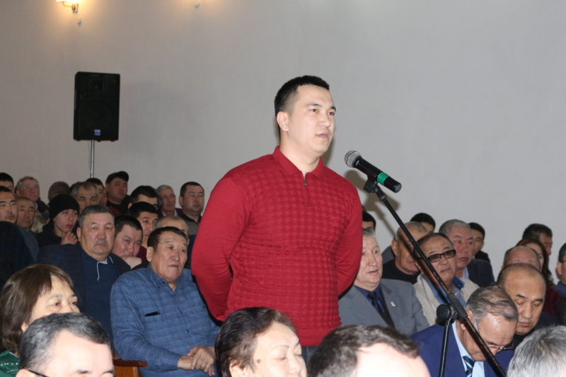 Молодежь попросила акима Атырау построить спортзалы