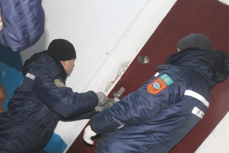Трое детей и больной человек остались запертыми в квартире