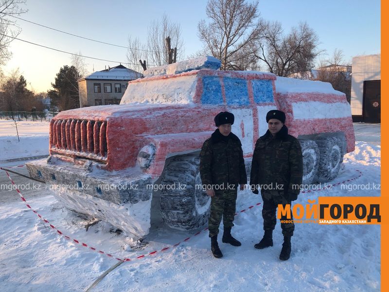 Пожарную машину из снега слепили в Уральске